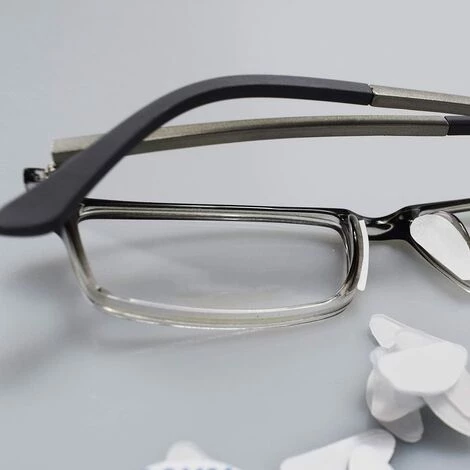 ALMI 16 Paires Plaquettes De Nez à Lunettes Adhésives, Plaquettes De Lunettes En Silicone Antidérapant En Forme De D, Plaquettes De Nez Pour Lunettes De Soleil Adhésives (1mm Noir Et Transparent) 2 ALMI 16 Paires Plaquettes De Nez à Lunettes Adhésives, Plaquettes De Lunettes En Silicone Antidérapant En Forme De D, Plaquettes De Nez Pour Lunettes De Soleil Adhésives (1mm Noir Et Transparent) – Image 2